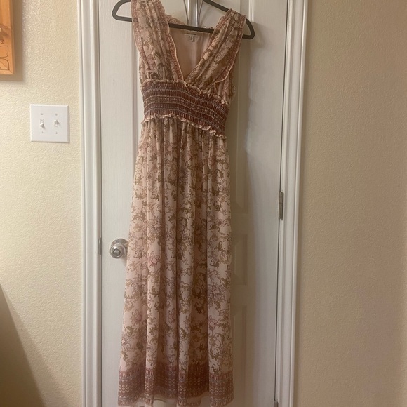 Great condition, like new maxi dress, so comfortable and easy to wear (: - Picture 2 of 7